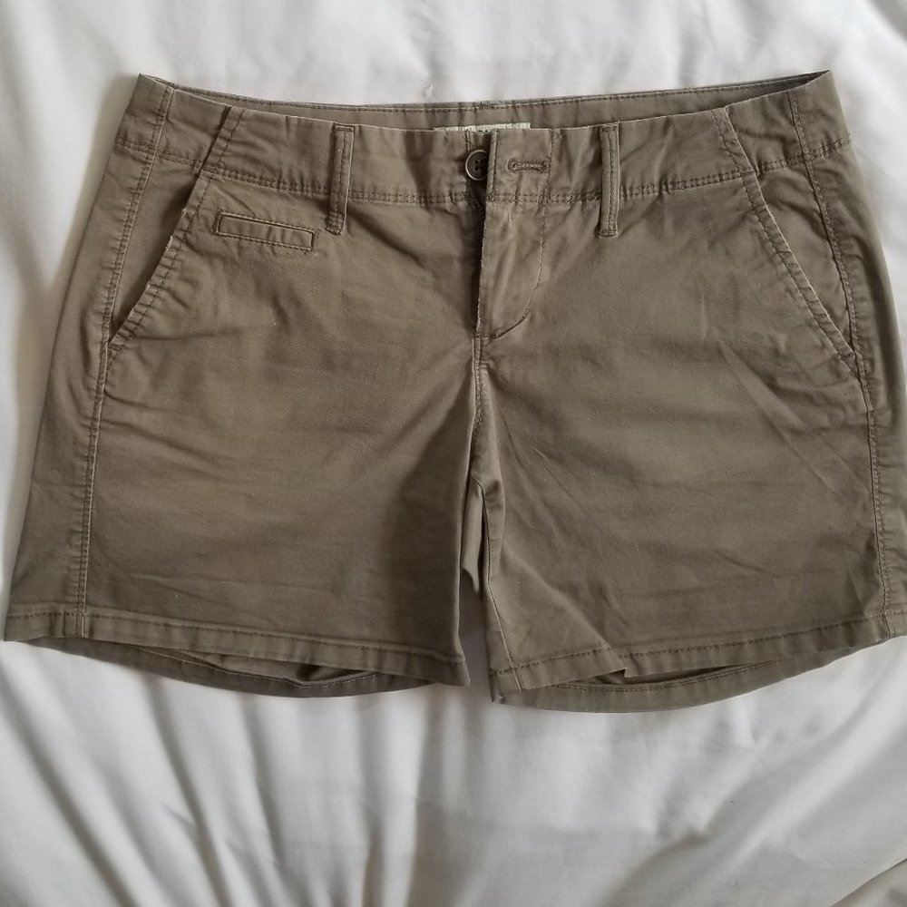 Old Navy 5.5 inch inseam petite straight shorts
